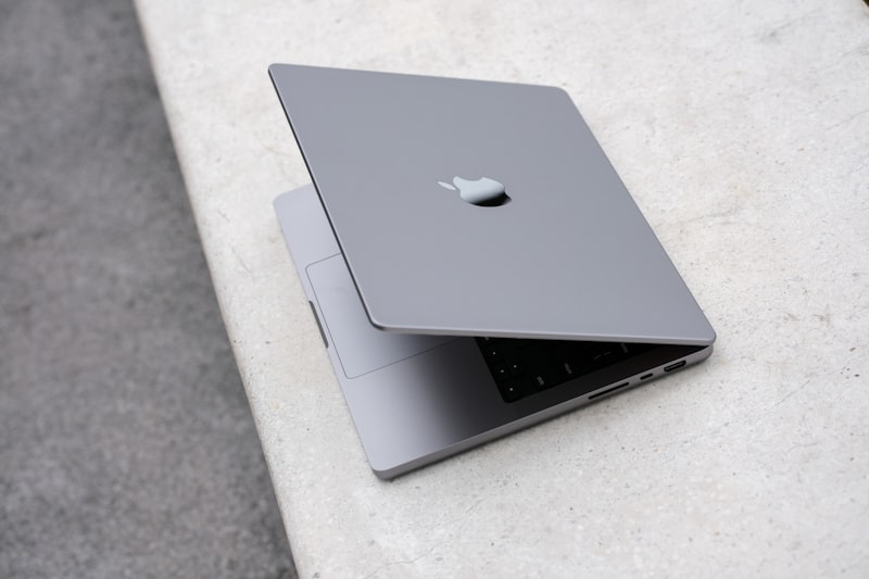 MacBook Air M5 İncelemesi: Performans ve Pil Ömrü Testi 1 MacBook Air M5 ince ve hafif tasarımıyla dikkat çekiyor