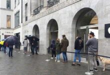 Apple magazasinda kuyruk