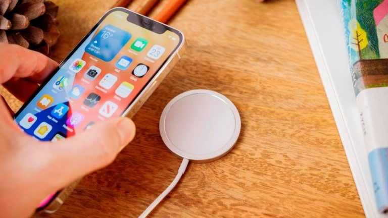 İPhone 12 için MagSafe Pil ‘Ters Şarj Etmek İçin’