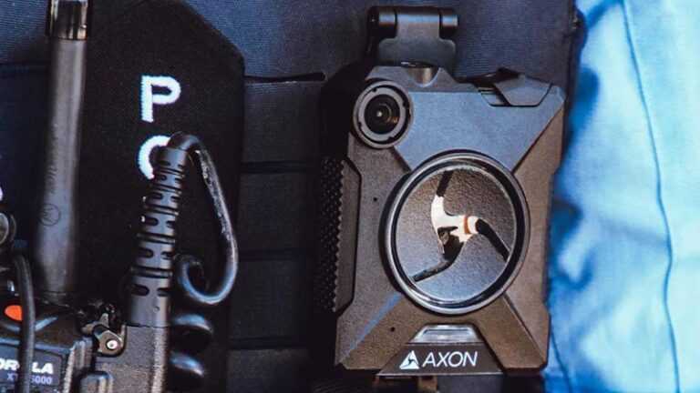 Apple, Sızıntıları Kontrol Etmek İçin Çalışanlarına Vücut Kamerası Takmasını Sağlıyor