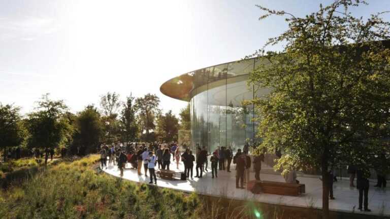 COVID Spike Apple’ı Ofise Dönmeyi Ertelemeye Zorladı