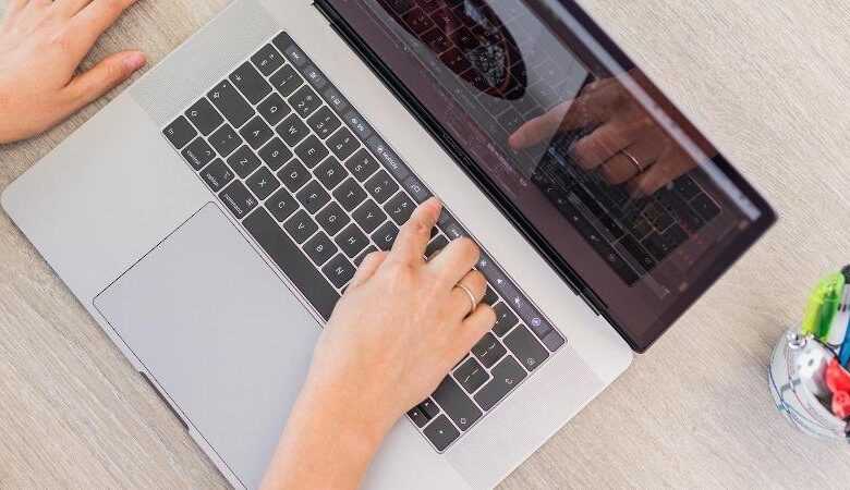 Dokunmatik Çubuk 'Bir Sonraki MacBook Pro'dan Düştü' 3 macbook pro 15 inch 2018 thumb800