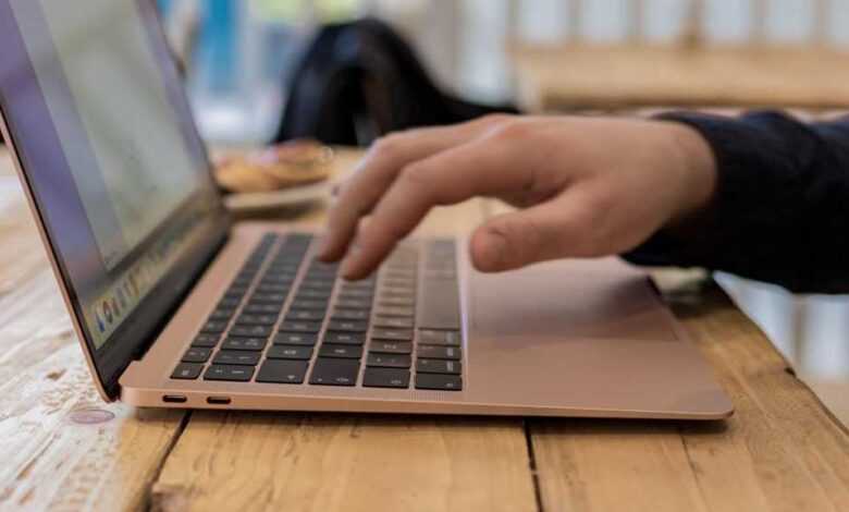 Mac'ler İçin En İyi E-posta Uygulaması - Ücretsiz Seçenekler Dahil 3 macbook air 2018 lifestyle 0011