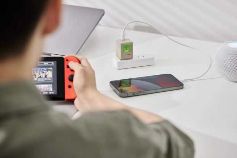 Bu ışıklı USB-C şarj cihazı, mini klasik bir Mac’i prize takar