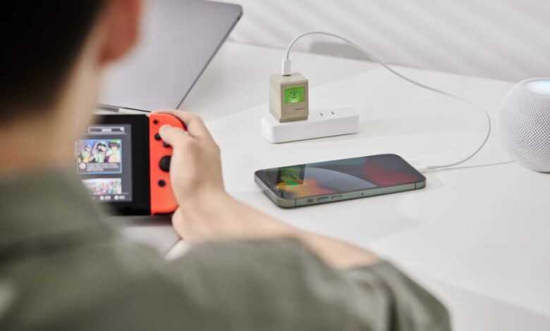 Bu ışıklı USB-C şarj cihazı, mini klasik bir Mac'i prize takar 3 retro 35w macintosh charger