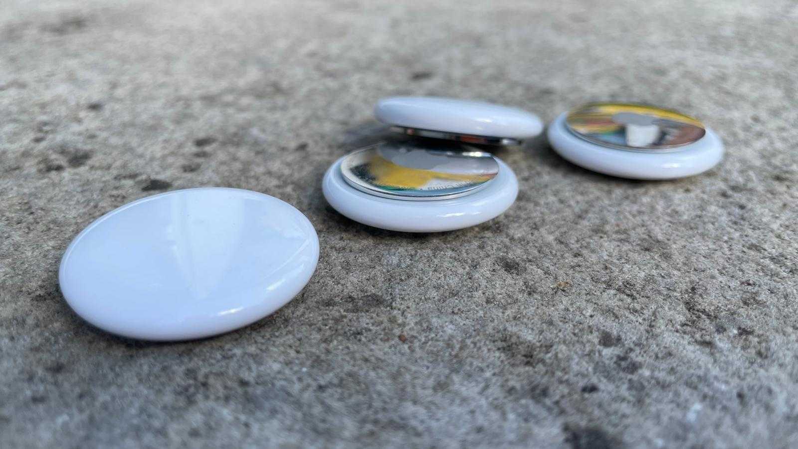 4'lü AirTags paketinde büyük indirimle £19 tasarruf edin 1 Apple AirTag 4'lü paket açık kutusu ve anahtarlık aksesuarları