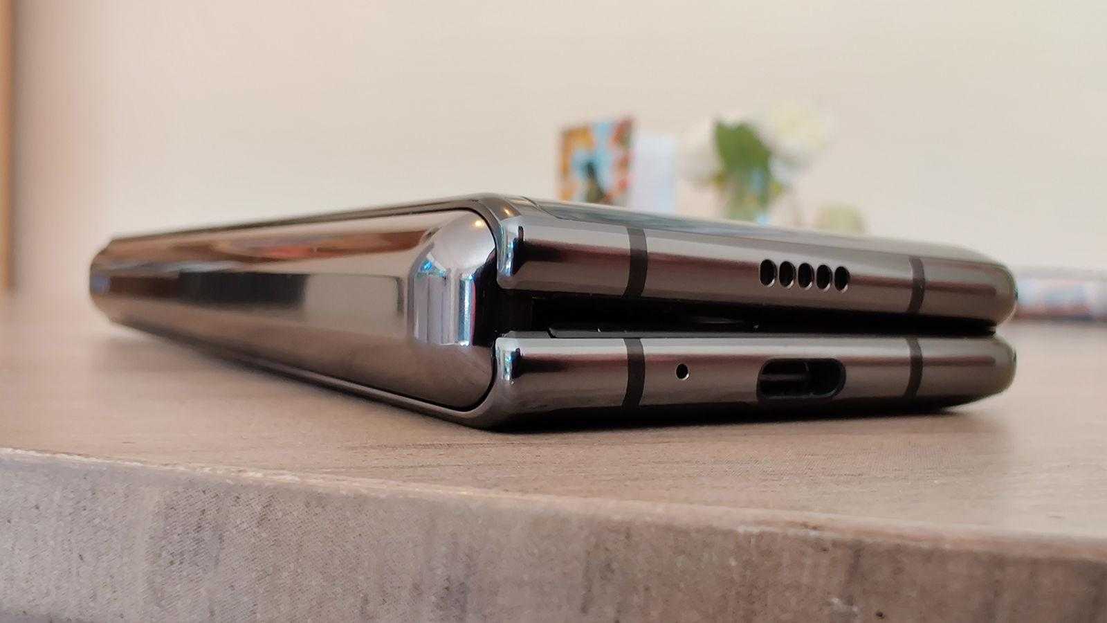 Apple, ilk katlanabilir iPhone'u için benzersiz bir ekran deniyor 1 Apple'ın katlanabilir iPhone prototipinde kullanması beklenen benzersiz menteşe ve ekran teknolojisi