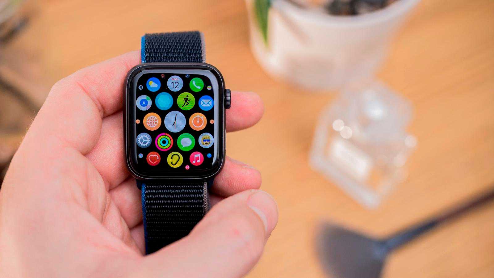 Apple Watch SE'de tüm zamanların en düşük indirimiyle 100 $ tasarruf edin 1 Apple Watch SE siyah kauçuk kayışla bilekte kullanım görüntüsü