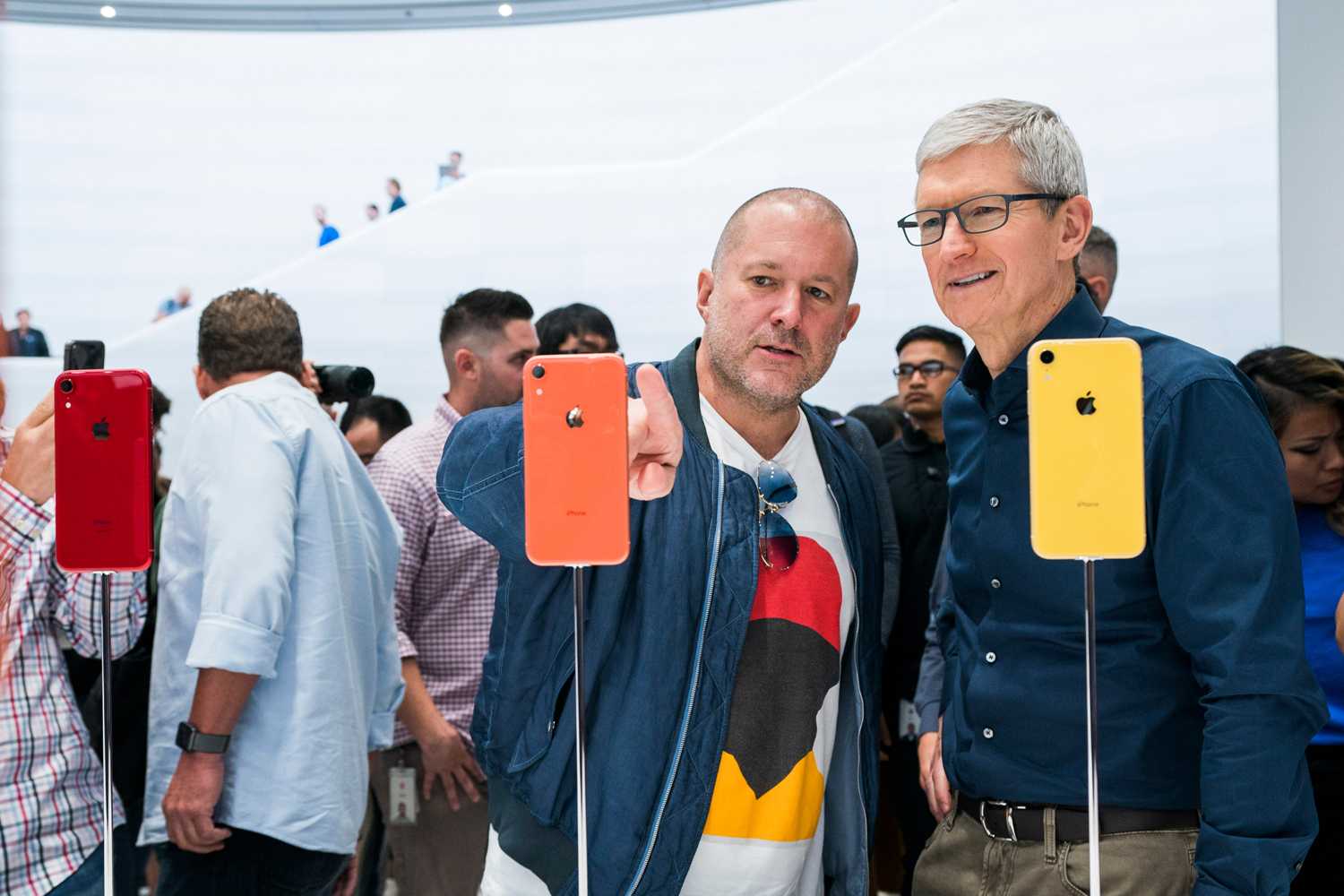 Apple'ın Jony Ive ile tüm bağlarını kestiği bildirildi 1 Apple CEO'su Tim Cook ve eski tasarım şefi Jony Ive'nin el sıkışırken çekilmiş bir fotoğrafı