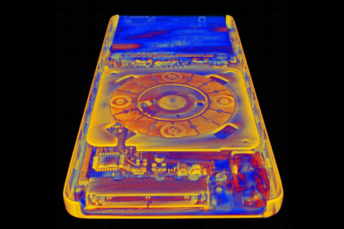 Bu inanılmaz CT taramaları iPod'a yeniden aşık olmanızı sağlayacak 7 Birinci nesil iPod nano'nun CT taraması, flash bellek ve kompakt anakart görülüyor