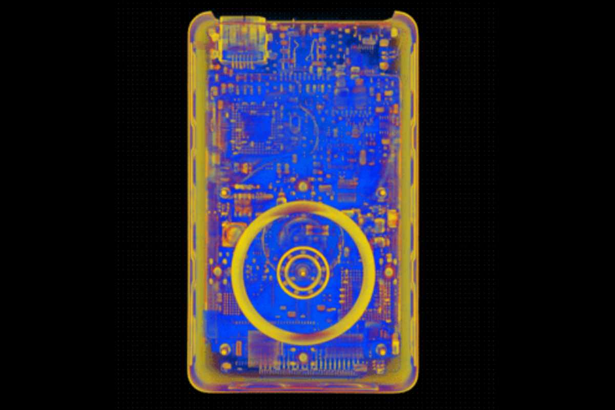 Bu inanılmaz CT taramaları iPod'a yeniden aşık olmanızı sağlayacak 2 Birinci nesil iPod'un yandan CT taraması, cihazın kalınlığı ve iç yapısı görülüyor