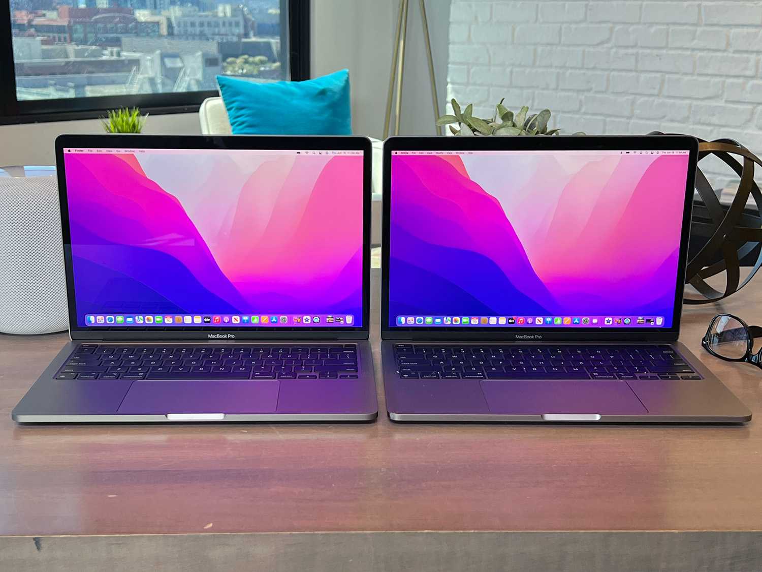 Hayır, MacBook Pro'da eski M1 yongasını bir M2 ile değiştiremezsiniz. 1 M2 yongalı 13 inç MacBook Pro'nun yan görünümü