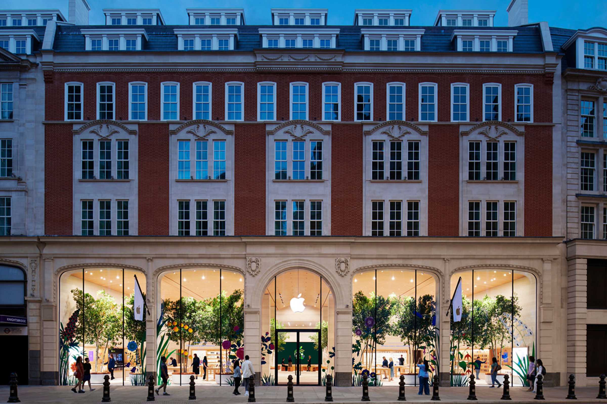 Hizmetler, iPhone, Apple'ın 'zorlu' çeyrekte ustaca gezinmesine yardımcı oluyor 1 Apple Store Brompton Road Londra'da müşteriler iPhone ve Mac ürünlerini inceliyor