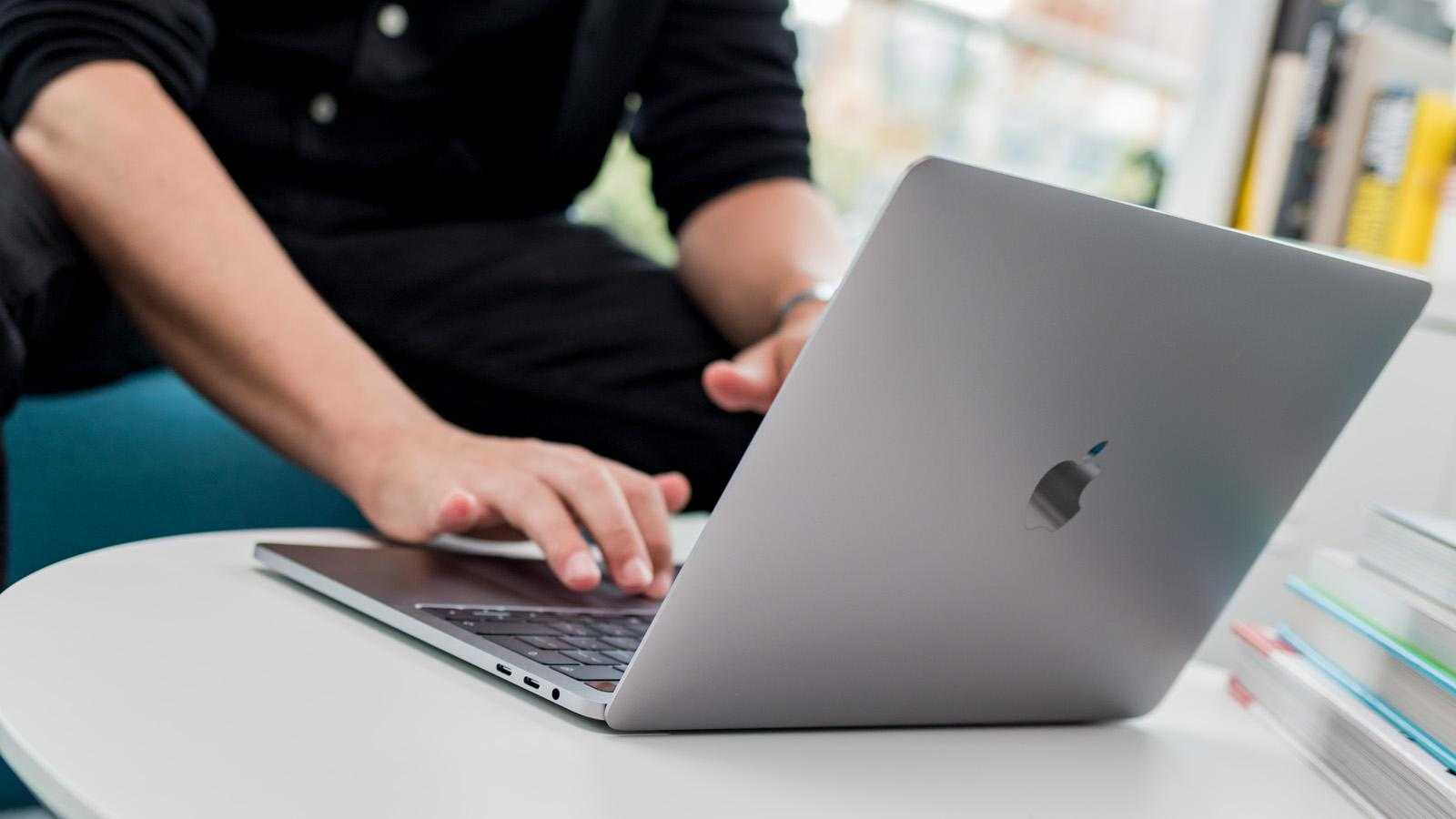 Kelebek klavyeli bir MacBook'unuz varsa, Apple size 395 dolar borçlu olabilir. 1 Kelebek klavyeli MacBook Pro 13 inç 2018 modeli, hatalı tuş mekanizmasını gösteren yakın çekim
