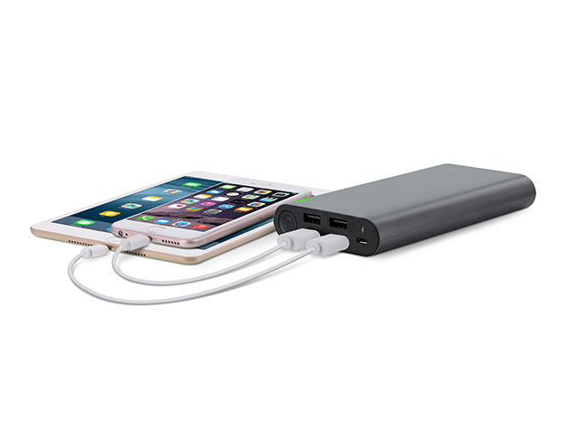 Şimdi %60'ın üzerinde indirim sunan bu 20.000 mAh pil ile 4 adede kadar USB cihazını aynı anda şarj edin. 1 Extreme Boost 20.000mAh yedek pilin dört USB bağlantı noktasını ve LED göstergelerini gösteren ürün görseli