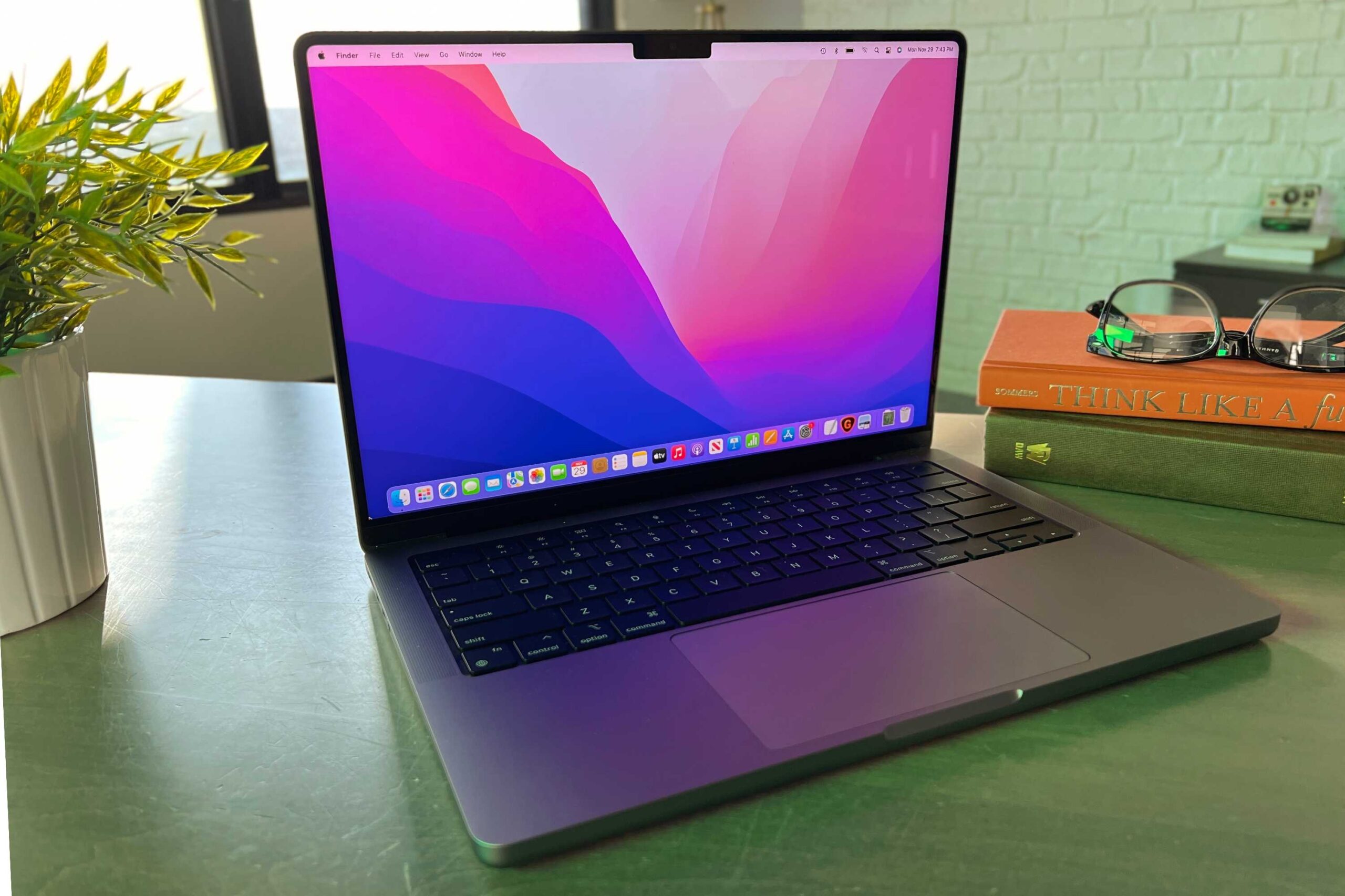 Tüm zamanların en düşük satışı, 14 inç ve 16 inç MacBook Pro'dan 300 $ 'a düştü 1 14 inç MacBook Pro 2021 modeli, açık ekranı ve klavyesiyle ön planda