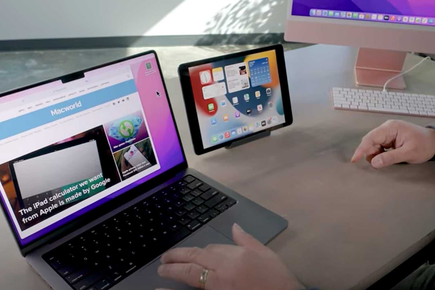 Universal Control, macOS 12.4'te beta etiketini düşürdü 1 Universal Control özelliği ile bir Mac ve iPad arasında sürükle bırak işlemi yapılırken çekilmiş bir ekran görüntüsü