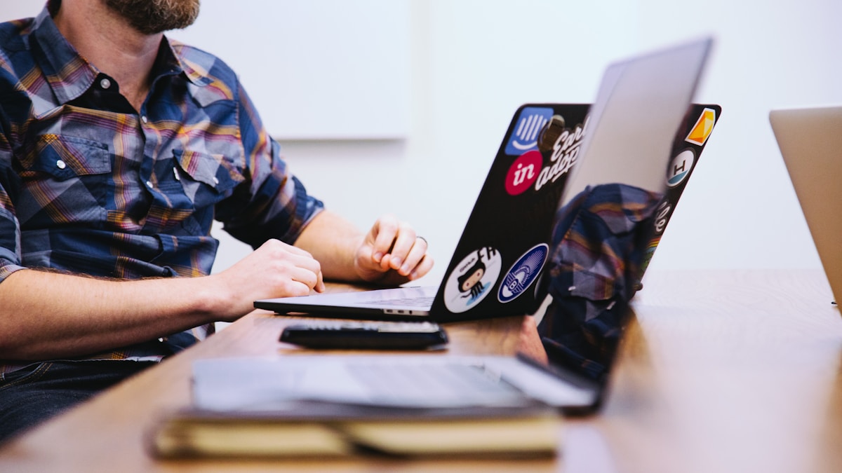 2026'nın En İyi Video Editör MacBook'ları: M4 Pro vs M4 Max 2 Video editör, M4 Max MacBook Pro ile çalışıyor