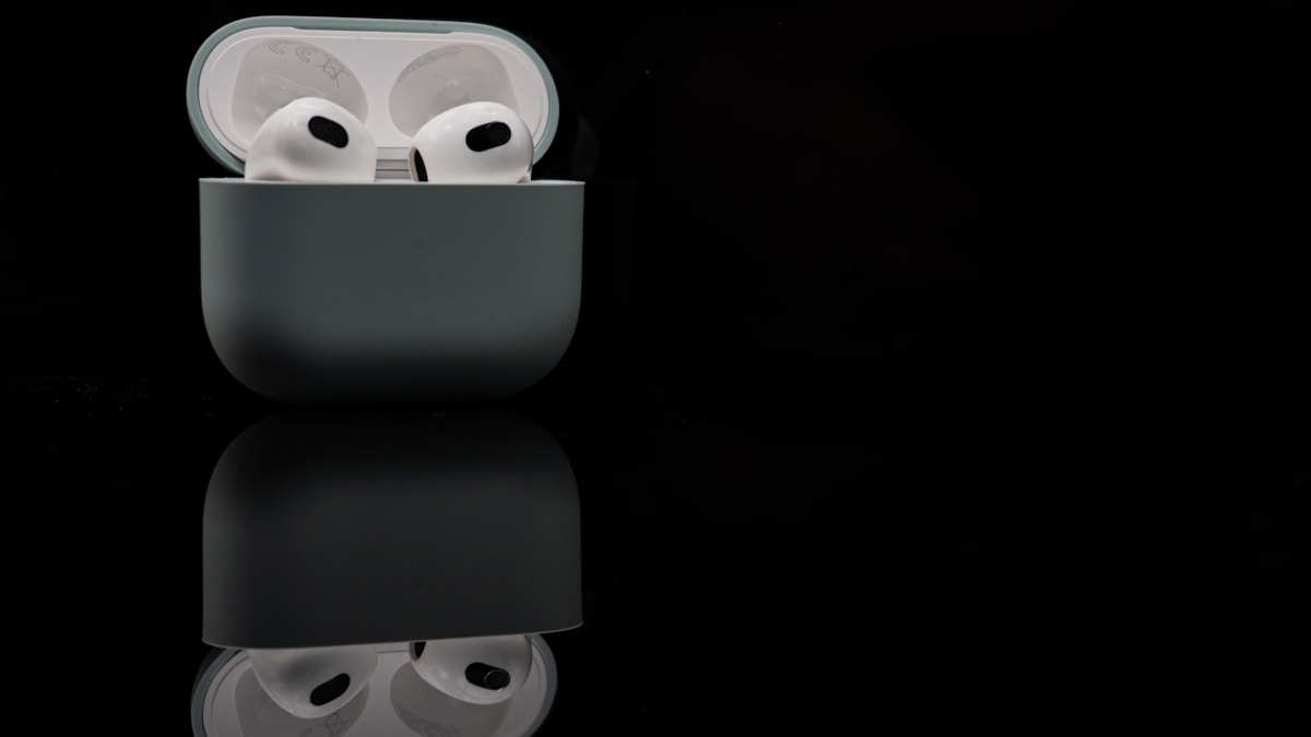 AirPods Pro 2 vs AirPods 4: 2026'da Hangisi Alınır? 1 AirPods Pro 2 AirPods 4