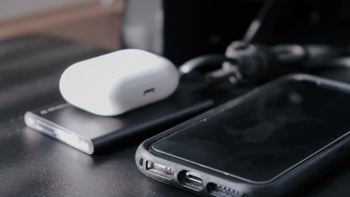 AirPods Pro 3 vs AirPods 4: 2026'da Hangisi Daha İyi? 1 AirPods Pro 3 vs AirPods 4