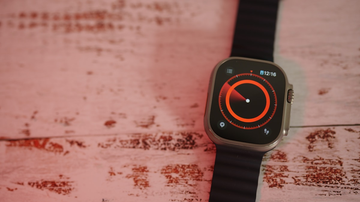 Apple Watch Series 10 vs Series 9: Yükseltmeye Değer mi? 2 Apple Watch Series 10 pil ömrü testi ve şarj istasyonunda görüntü