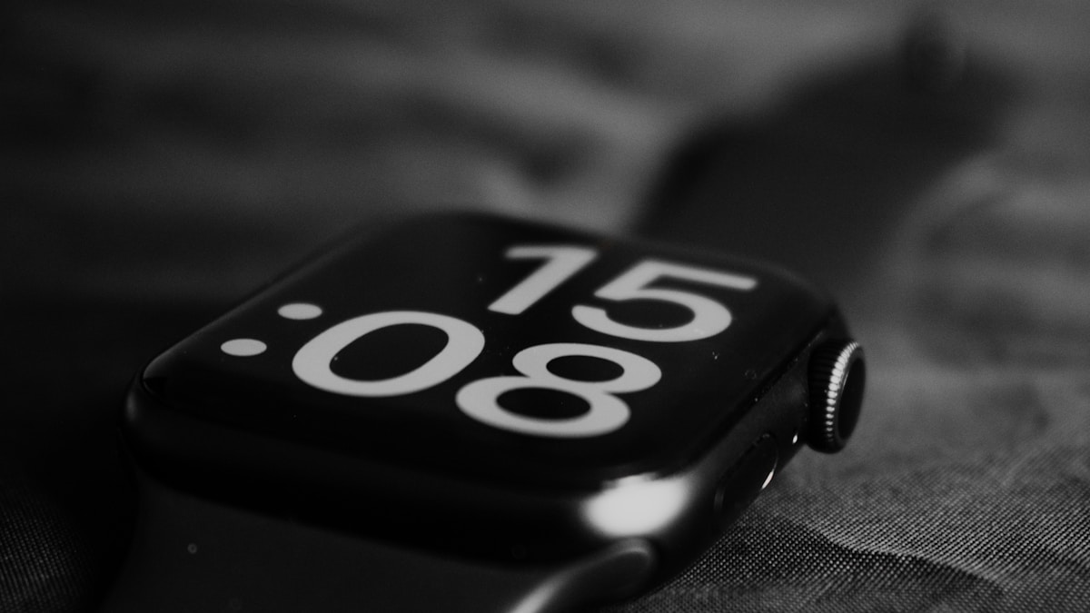 Apple Watch Series 10 vs Series 9: Yükseltmeye Değer mi? 1 Apple Watch Series 10 ve Series 9 yan yana tasarım ve boyut karşılaştırması