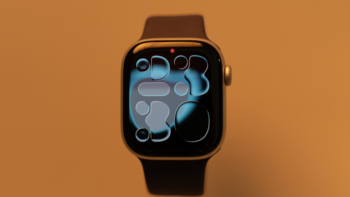 Apple Watch Series 10 vs Ultra 3: 2026'da Hangisini Almalısınız? 1 Apple Watch Series 10 ve Ultra 3 tasarım karşılaştırması yan yana
