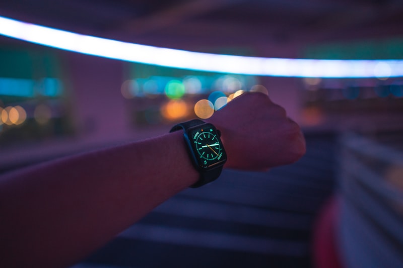Apple Watch Ultra 3 vs Series 11: Hangi Model Alınır? 2 Apple Watch Series 11 ile egzersiz takibi