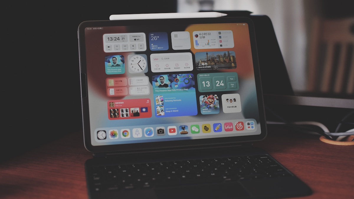 iPad Pro M5 vs iPad Air M4: 2026'da Hangi Tableti Almalısınız? 1 iPad Pro M5 ve iPad Air M4 modellerinin yan yana karşılaştırmalı görüntüsü
