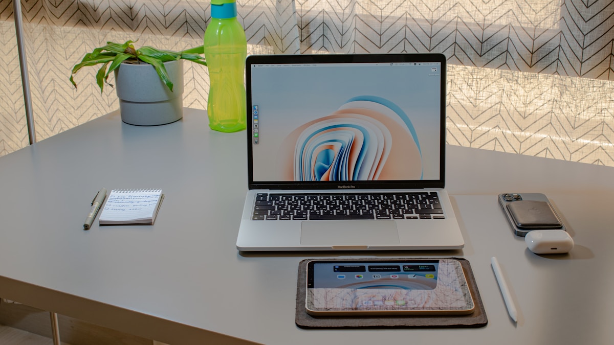 iPad Pro M5 vs MacBook Air M4: Öğrenciler İçin Hangisi Daha İyi? 1 iPad Pro M5 vs MacBook Air M4