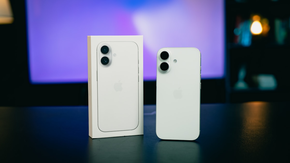 iPhone 17 Pro Max vs 16 Pro Max 2026 - iPhone 17 Pro Max vs 16 Pro Max: Hangisi Alınmalı 2026? 1 iPhone 17 Pro Max vs 16 Pro Max 2026 - iPhone 17 Pro Max ve iPhone 16 Pro Max yan yana tasarım karşılaştırması