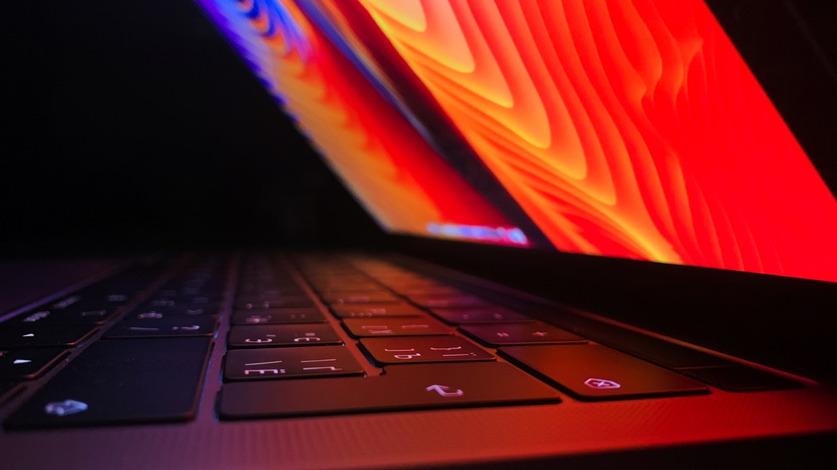MacBook Air M4 vs MacBook Pro M4 Pro: 2026'da Hangisini Almalısınız? 2 MacBook Air M4 vs MacBook Pro M4 Pro