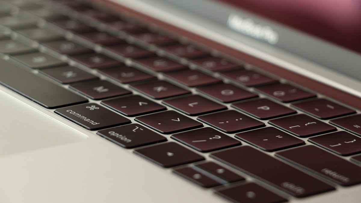 MacBook Air M5 vs MacBook Pro M5: Hangisi Size Uygun? 2 MacBook Air M5 vs MacBook Pro M5