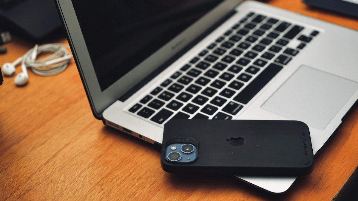 MacBook Ekranı Nasıl Temizlenir? Kaplama Koruma Rehberi 1 MacBook ekranı temizleme