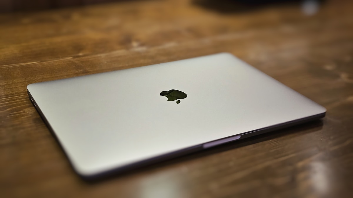 MacBook Ekranı Nasıl Temizlenir? Kaplama Koruma Rehberi 2 MacBook ekranı temizleme