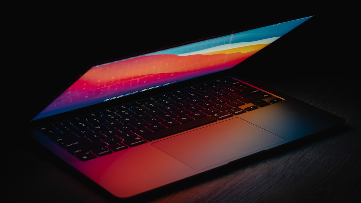 MacBook Ekranı Nasıl Temizlenir? Kaplamaya Zarar Vermeden 2026 1 MacBook ekranı temizleme