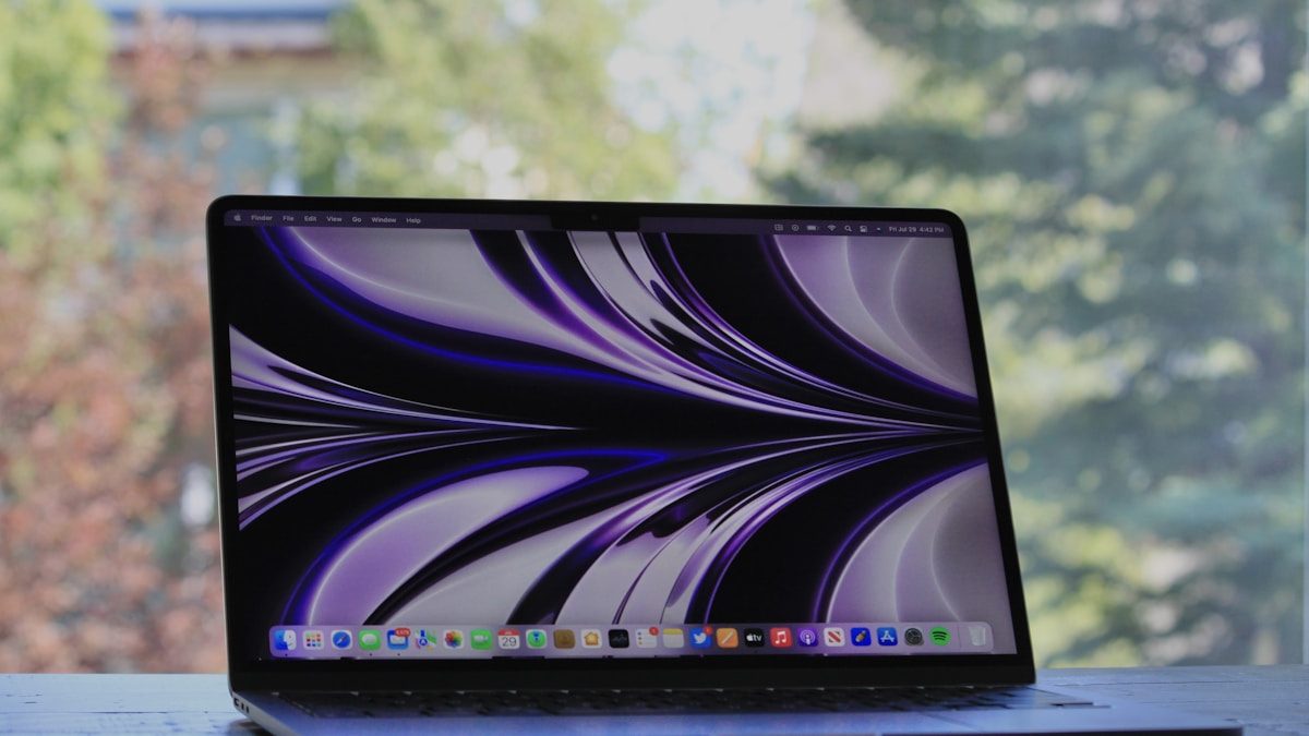 MacBook Pro M4 vs MacBook Air M4: Hangisi Size Uygun? 2 MacBook Pro M4 vs MacBook Air M4